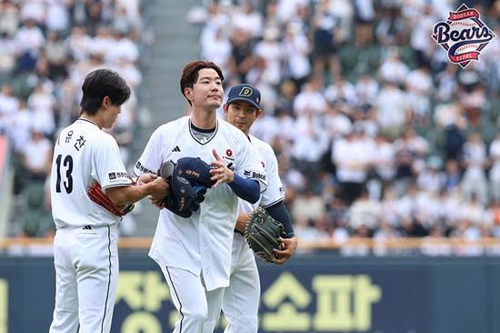 두산 베어스 김재호가 6일 서울 잠실야구장에서 열린 2025 신한 SOL 뱅크 KBO리그 KT 위즈전에 6번 타자 유격수로 선발 출전했다. 은퇴 경기 특별 엔트리로 출전한 김재호는 1회초 2아웃 뒤 자신의 등번호였던 52번을 단 박준순과 교체돼 경기를 마쳤다. 두산 베어스