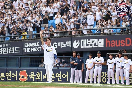 두산 베어스 김재호가 6일 서울 잠실야구장에서 열린 2025 신한 SOL 뱅크 KBO리그 KT 위즈전에 6번 타자 유격수로 선발 출전했다. 은퇴 경기 특별 엔트리로 출전한 김재호는 1회초 2아웃 뒤 자신의 등번호였던 52번을 단 박준순과 교체돼 경기를 마쳤다. 두산 베어스