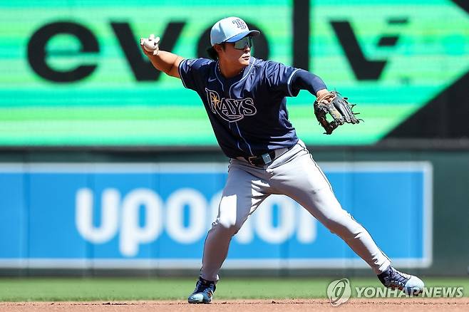 11개월 만에 MLB 복귀한 김하성 (미니애폴리스 Imagn Images=연합뉴스) 탬파베이 김하성이 5일(한국시간) 미국 미네소타주 미니애폴리스 타깃필드에서 열린 미네소타와 방문 경기에 유격수로 선발 출전해 송구하고 있다.