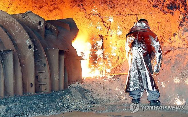 용광로 견디며 (광양=연합뉴스) 장덕종 기자 = 7일 폭염 속에 전남 광양시 광양제철소 근로자가 고온의 쇳물이 담겨 있는 용광로를 점검하고 있다. 2024.8.7 cbebop@yna.co.kr
