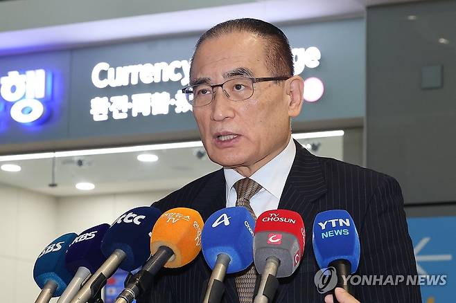 취재진 질문 답하는 위성락 안보실장 (영종도=연합뉴스) 임화영 기자 = 위성락 국가안보실장이 방미 일정을 위해 6일 인천국제공항을 통해 미국 워싱턴DC로 출국하기 앞서 취재진의 질문에 답하고 있다.
위 실장은 오는 8일까지 사흘간 미국 정부 고위급 인사들과 상호관세 유예기간, 한미 정상회담 등 양국 간 현안을 논의할 것으로 전망된다. 2025.7.6 hwayoung7@yna.co.kr