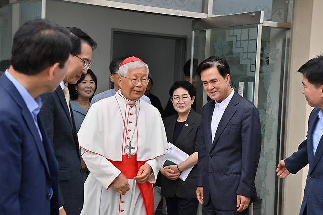유흥식 추기경 만난 김태흠 충남지사 [충남도 제공. 재판매 및 DB 금지]