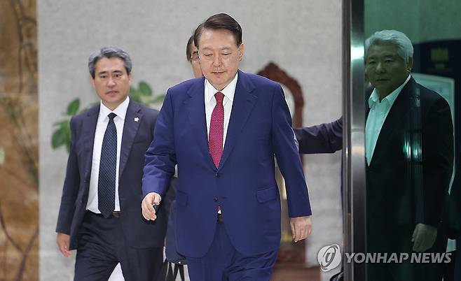 특검 조사 마친 윤석열 전 대통령 (서울=연합뉴스) 김성민 기자 = 윤석열 전 대통령이 5일 내란 특검 2차 조사를 마치고 조은석 특별검사팀 사무실이 있는 서울 서초구 서울고검을 나서고 있다. 2025.7.6 ksm7976@yna.co.kr