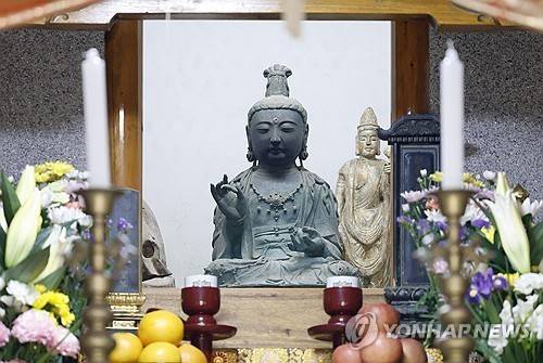 쓰시마섬 사찰로 돌아온 고려불상 (쓰시마 교도=연합뉴스) 충남 부석사를 떠난 고려시대 금동관세음보살좌상이 지난 5월 12일 일본 쓰시마섬 사찰 간논지로 돌아와 공개된 모습. 2025.5.12 photo@yna.co.kr