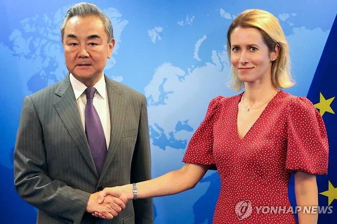 왕이 중국 외교부장(왼쪽)과 카야 칼라스 EU 외교대표 [AFP 연합뉴스 자료사진. 재판매 및 DB 금지]