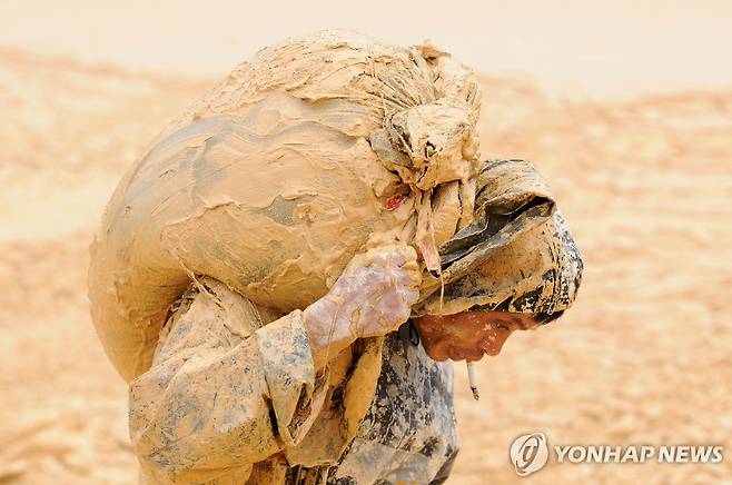 중국 희토류 광산에서 일하는 노동자 [로이터 연합뉴스 자료사진]