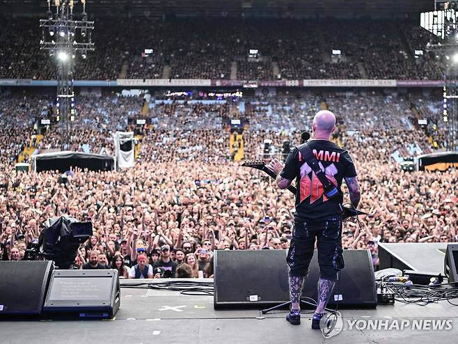 오지 오스본의 고별공연에 오프닝으로 나온 밴드 '앤스랙스' (버밍엄[영국] AFP=연합뉴스) 록 밴드 앤스랙스가 5일(현지시간) 버밍엄에서 열린 오지 오스본의 고별공연에 오프닝으로 등장했다. 2025.7.5 photo@yna.co.kr