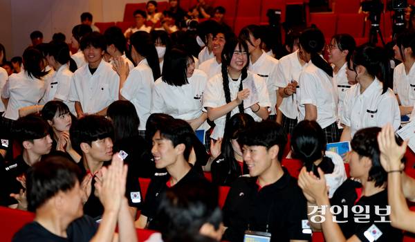 일본 대마도 지역 청소년들이 ‘대마도 역사비전 기행’ 둘째날 쓰시마공민관에서 신한대학교 학생들과 인사를 나누고 있다. 2025.7.6 대마도/최재훈기자 cjh@kyeongin.com
