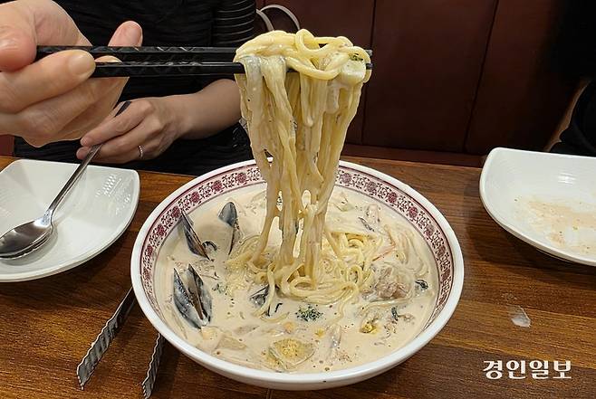 크림을 잔뜩 머금은 면발을 한 입 물면 입 안에서 고소함이 사르르 퍼진다. /황성규기자 homerun@kyeongin.com
