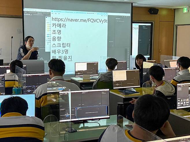 ▲&nbsp;경일관관경영고 학생들이 영상 제작 실습 중인 모습./사진제공=안산교육지원청