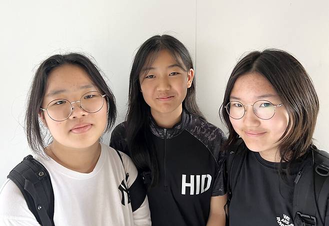 ▲&nbsp;안산서초 학생기자단 (왼쪽부터)이흔동·이예카테리나·김수정 학생기자./사진제공=안산교육지원청