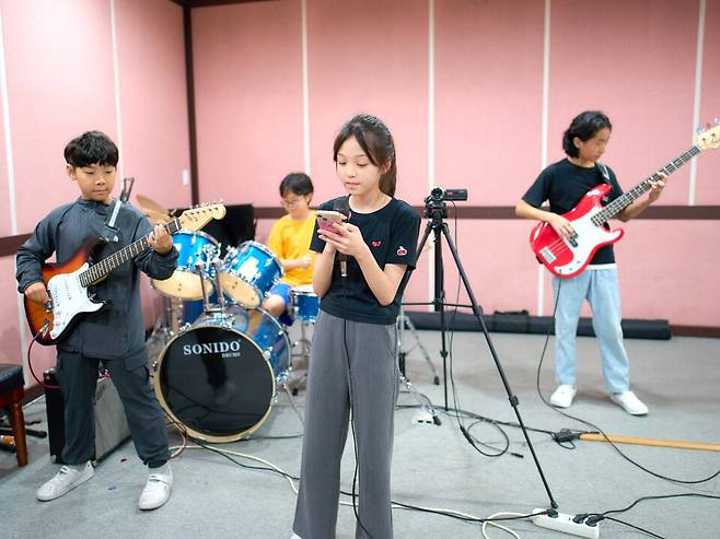 ▲&nbsp;안산서초 밴드부 학생들이 활동 중인 모습./사진제공=안산교육지원청