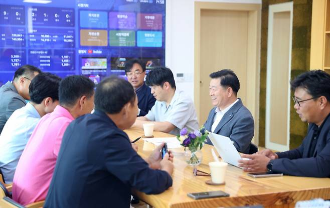 박승원 광명시장(오른쪽 두번째)이 광명시 출입기자들과 간담회를 갖고 있다. 사진=광명시청