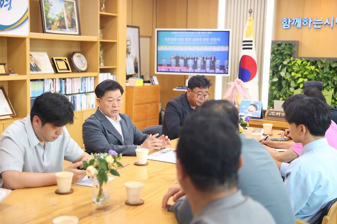 박승원 광명시장(왼쪽 두번째)이 광명시 출입기자들과 간담회를 갖고 있다. 사진=광명시청