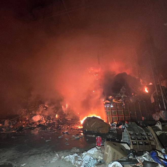 지난 6일 화성시 팔탄면의 한 폐기물 재활용 업체에서 불이 나 고 있다. 사진=경기도소방재난본부