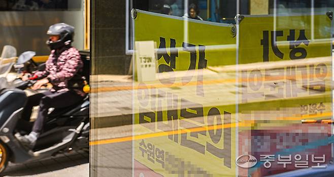 수원시 팔달구 로데오거리 인근 상가에 임대문의 현수막이 걸려 있다. 임채운기자