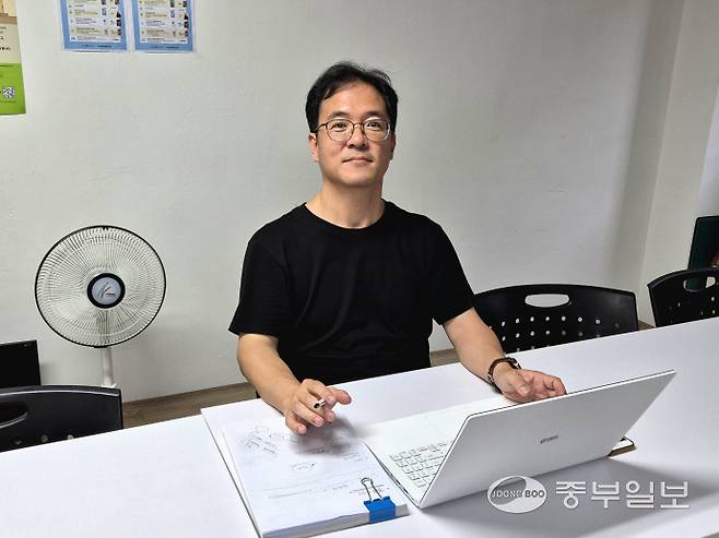 황성현 경기환경운동연합 정책국장이 중부일보와 인터뷰를 하고 있다. 강현수기자