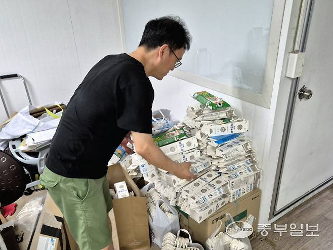 황성현 경기환경운동연합 정책국장이 환경운동연합 사무실에서 수거한 우유 팩을 정리하고 있다. 강현수기자