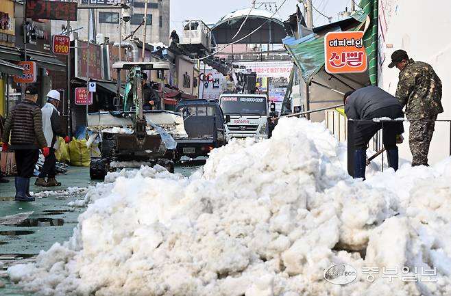 지난해 12월 1일 오전 의왕시 삼동 의왕도깨비시장에서 상인들과 관계자들이 폭설 피해로 인해 무너진 상가를 복구하고 있다. 김경민기자