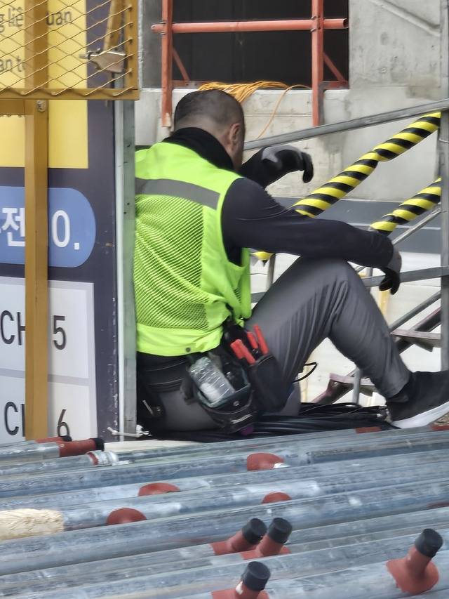 ▲ 작업자가 안전모를 벗고 잠시 쉬면서 땀을 닦고 있다. /이형모 선임기자