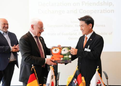 ◇지난달 26일 강원특별자치도-독일 잘란트주 우호교류 협정 체결 이후 김진태 지사가 위르겐 바르케(Jürgen Barke) 부총리에게 기념품을 전달하고 있다.