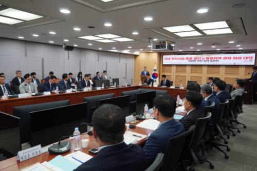 ◇이철규 국회 산업통상자원중소벤처기업위원회 위원장이 지난 4일 산업통상자원부와 공동으로 국회의원회관 제1세미나실에서 ‘국내 석탄산업 종료 방안 및 폐광지역 경제 회생 대책 마련’ 정책 토론회를 개최했다.