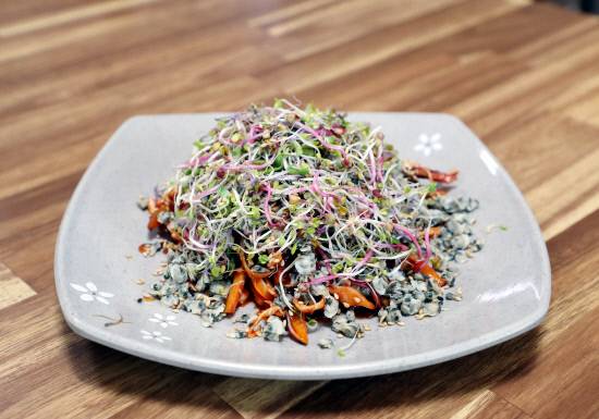 재첩과 갖은 채소를 넣어 초고추장에 비빈 재첩무침.