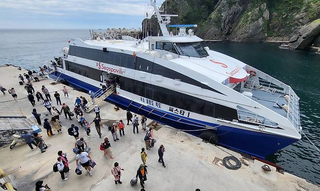 묵호~울릉도 도동항을 통해 입도하는 관광객. /김두한 기자