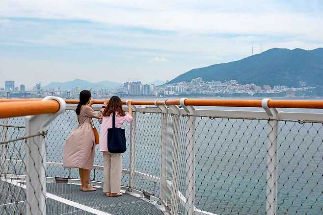 송도용궁구름다리위에서 바다를 바라보는 관람객.