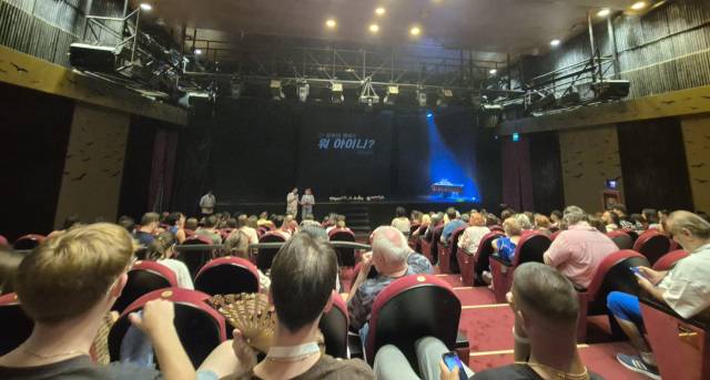 지난달 루마니아 바벨페스티벌에 참가한 극단 배우창고의 '워 아이니?' 공연장 모습. 320석의 좌석이 모자라 보조 의자까지 동원될 정도로 인기를 끌었다고 한다. 극단 배우창고 제공