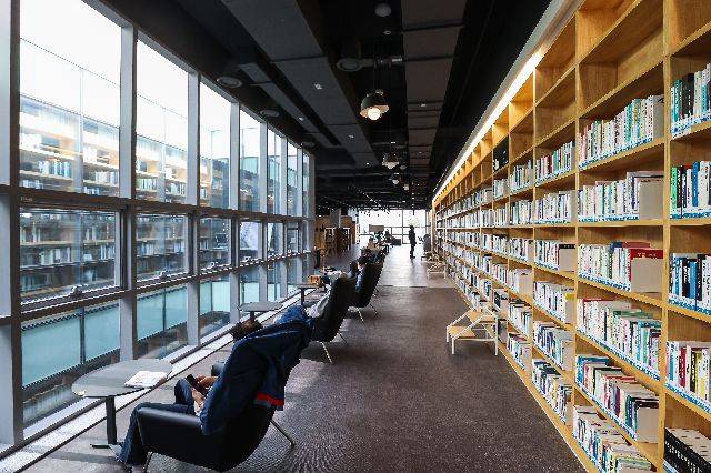 올 상반기 부산 공공도서관의 대출자 수와 권 수 모두 증가했다. 부산도서관 열람실 전경. 부산일보DB