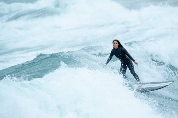 서퍼들의 새로운 성지로 떠오르는 남정면 부흥해수욕장.