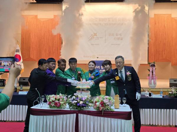 박정호 회장이 내빈과 케익절단을 하고 있다.