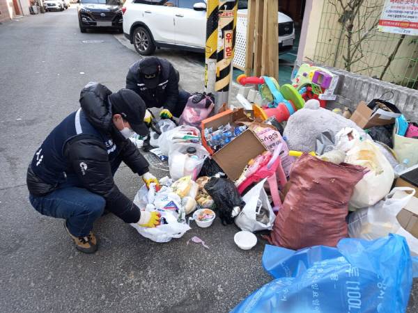 단속요원들이 생활폐기물 불법투기 현장을 단속하고 있다.경북일보DB