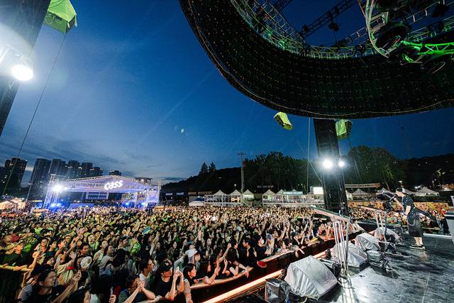 지난 6일 대구 달서구 두류공원에서 열린 대구치맥페스티벌 현장을 찾은 방문객들이 폐막식을 즐기고 있다. 대구시 제공