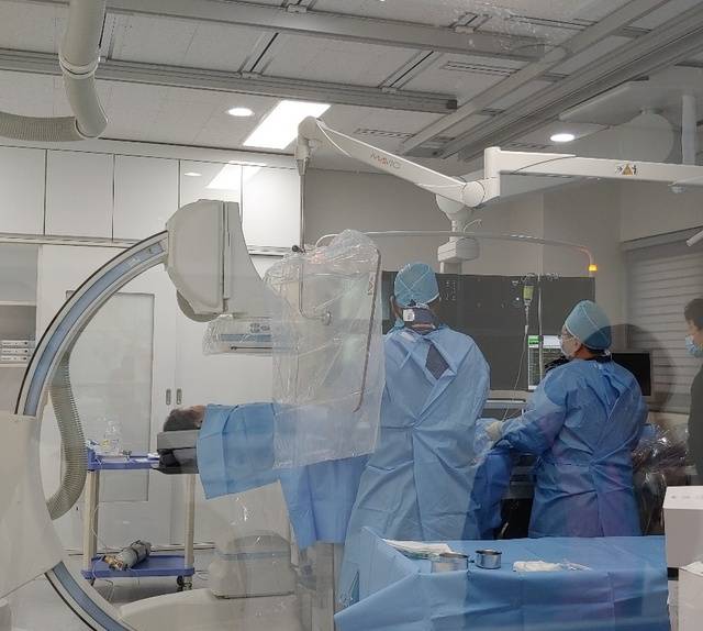 손창우 병원장이 응급환자에게 심장혈관중재시술을 진행하고 있다. 더필병원 제공