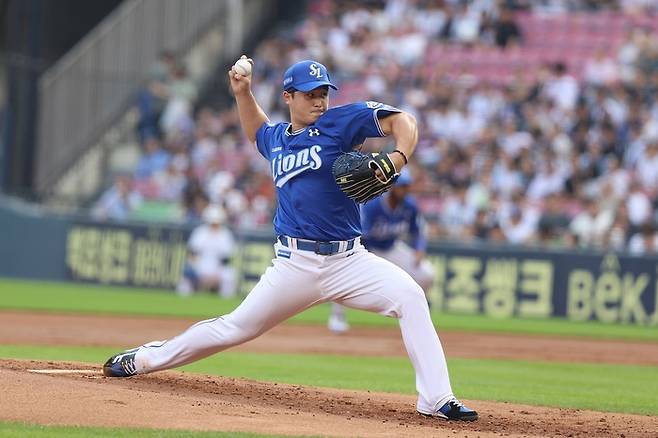 지난 3일 오후 6시30분 서울 잠실야구장에서 열린 '2025 신한 SOL 뱅크 KBO리그' 삼성 라이온즈와 두산 베어스 경기에서 선발투수 최원태가 투구 중이다. <삼성 라이온즈 제공>