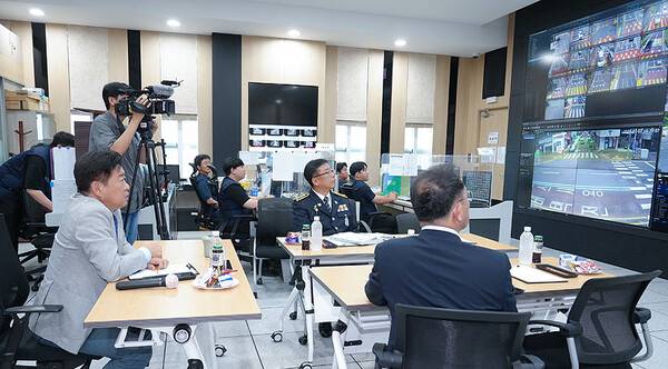 오영훈 제주도지사가 7일 제주자치경찰단 창설 19주년 기념식에 앞서 ITS센터를 살펴보고 있다. ⓒ헤드라인제주