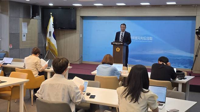 양 전 JDC 이사장이 7일 제주특별자치도의회 도민카페에서 기자회견을 열고 있다.