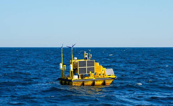 에퀴노르코리아가 추자도 해상에 설치한 풍황계측기.