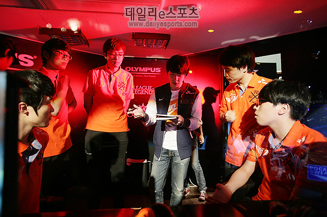 2013 LCK 스프링 4강전 도중 회의를 진행 중인 T1 선수단.