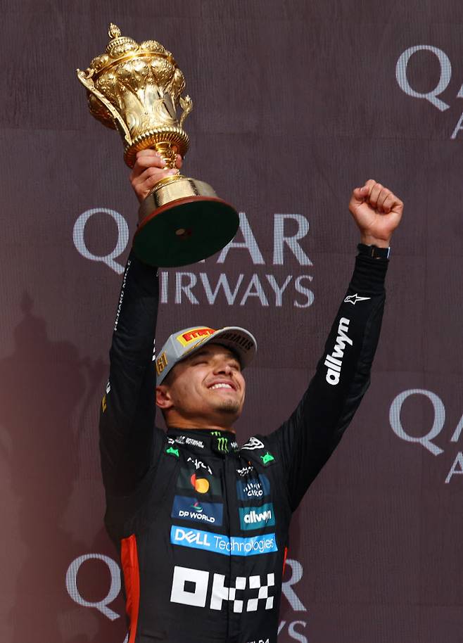 영국의 랜도 노리스가 안방에서 열린 F1 영국 그랑프리에서 우승을 차지한 뒤 트로피를 번쩍 들고 기뻐하고 있다. 사진=AFPBBNews