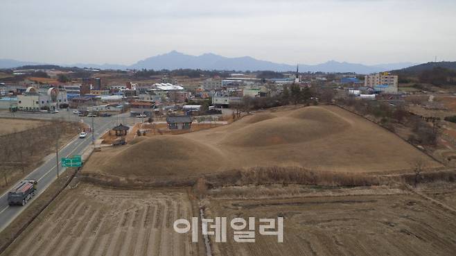 사적으로 지정된 ‘영암 시종 고분군’ 중 ‘내동리 쌍무덤’ 전경. (사진=국가유산청)