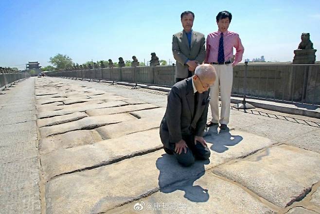 지난 2005년 일본의 중국 침략에 참여했던 참전 용사 혼다 리츠타로(맨 앞)가 루거오차오 앞에서 무릎을 꿇고 사죄하고 있다. (사진=중국 웨이보)