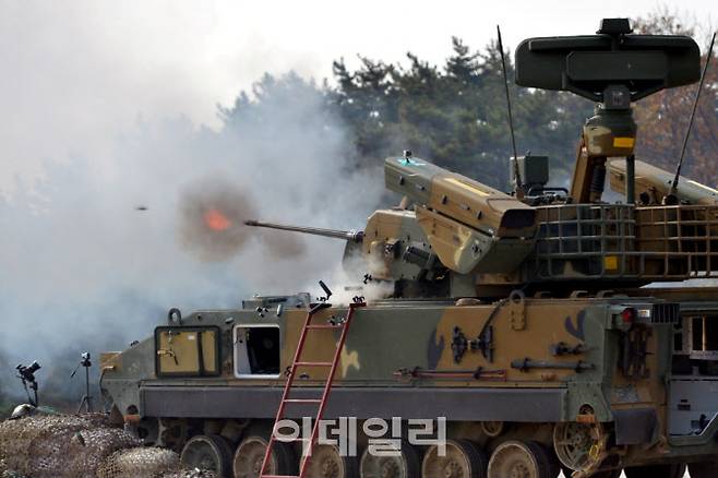 육군 비호복합이 실사격 훈련에서 30㎜ 자주대공포(비호)를 사격하고 있다. (사진=육군)