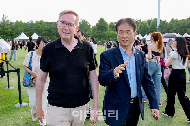 이동환 시장(오른쪽)과 콜린크록스 주한영국대사가 콘서트장 내에서 기후위기 대응 방안에 대한 이야기를 나누고 있다.(사진=고양특례시 제공)