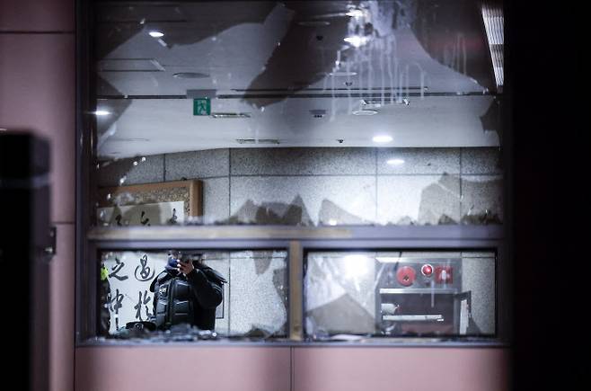 윤석열 대통령의 구속영장이 발부된 19일 서울 마포구 서울서부지법의 유리창이 윤 대통령 지지자들에 의해 파손돼있다. (사진=뉴시스)