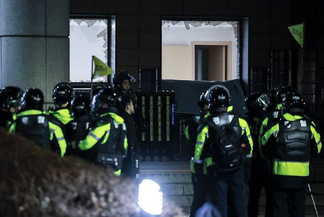 윤석열 대통령의 구속영장이 발부된 19일 서울 마포구 서울서부지법의 유리창이 윤 대통령 지지자들에 의해 파손돼있다. (사진=뉴시스)