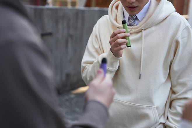 한 20대 남성이 전자담배로 인해 심장마비를 겪은 데다 70대 노인의 폐를 가지게 됐다는 충격적인 진단을 받은 사연이 소개됐다. [사진=게티이미지뱅크]