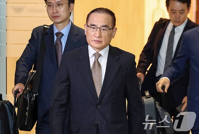 위성락 국가안보실장이 6일 오전 인천국제공항을 통해 미국으로 출국하고 있다. 위성락 실장은 미국 측 인사들과 관세 등 현안 관련 논의에 나설 계획이다. 2025.7.6/뉴스1 ⓒ News1 민경석 기자